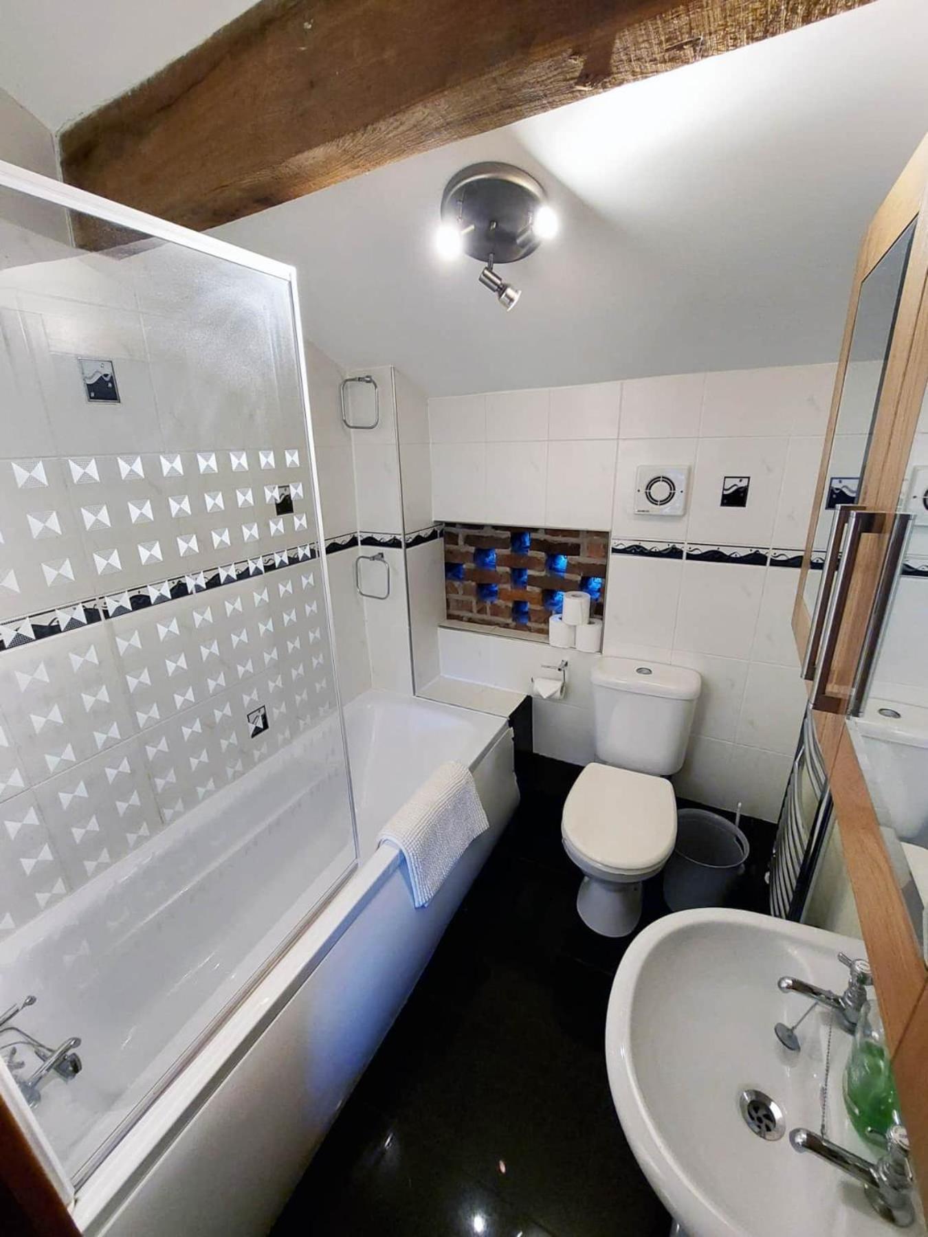 The Old Mill Barn With Hot Tub And Private Use Of Heated Pool Βίλα Wirral Εξωτερικό φωτογραφία
