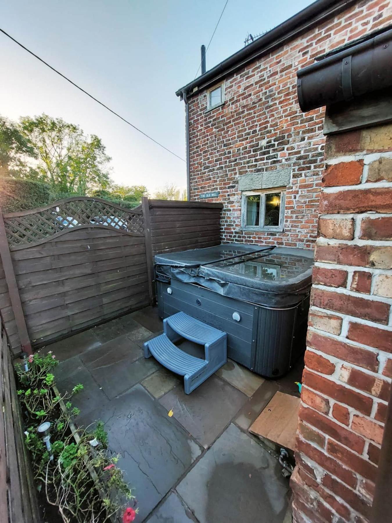 The Old Mill Barn With Hot Tub And Private Use Of Heated Pool Βίλα Wirral Εξωτερικό φωτογραφία